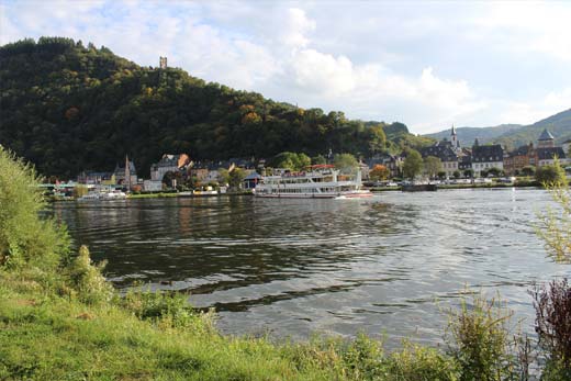 Blick über ein Maar mit Schiff